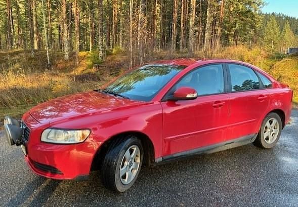 Röd Begagnad 2010 Volvo S40 Kinetic Sedan | 30 000 kr (Superpris) - Bild 1/4