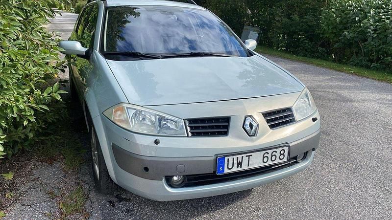 Grå Begagnad 2004 Renault Mégane GrandTour Kombi | 9 500 kr (Dyr) - Bild 1/4