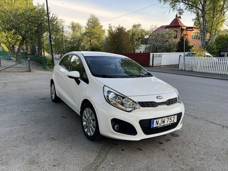 Vit Begagnad 2014 Kia Rio Halvkombi | 80 000 kr (Bra pris) - Bild 1/4