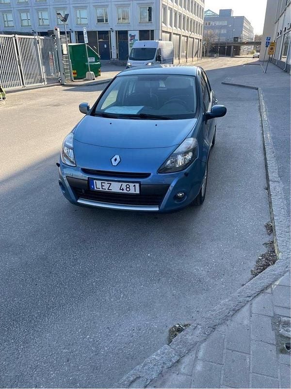 Blå Begagnad 2011 Renault Clio R.S. Halvkombi | 50 000 kr (Marknadspris) - Bild 1/4