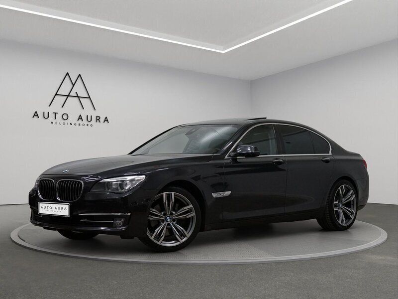 Mörkgrå (grå) Begagnad 2013 BMW 730 Comfort Edition Sedan | 209 000 kr (Marknadspris) - Bild 1/4
