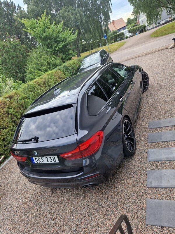 Grå Begagnad 2019 BMW 520 Kombi | 260 000 kr (Bra pris) - Bild 1/4