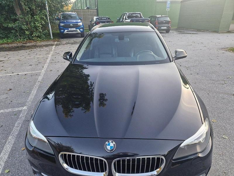 Svart Begagnad 2017 BMW 520 Kombi | 160 500 kr (Superpris) - Bild 1/4