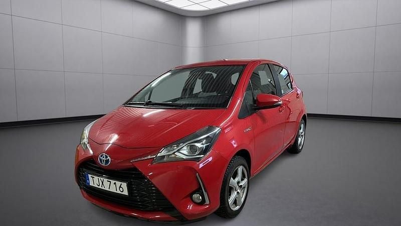 Röd Begagnad 2018 Toyota Yaris Hybrid Active Halvkombi | 129 900 kr (Bra pris) - Bild 1/4