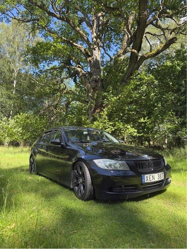 Svart Begagnad 2006 BMW 325 Comfort Edition Sedan | 45 000 kr (Bra pris) - Bild 1/4