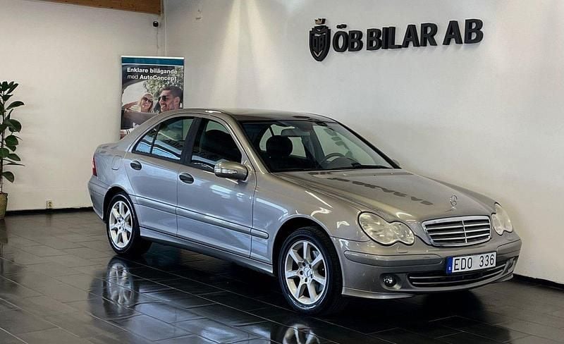 Silver Begagnad 2007 Mercedes C180 Sedan | 59 900 kr (Marknadspris) - Bild 1/4
