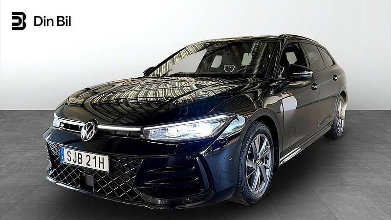 Svart Begagnad 2024 VW Passat R-line Kombi | 430 000 kr (Dyr) - Bild 1/4