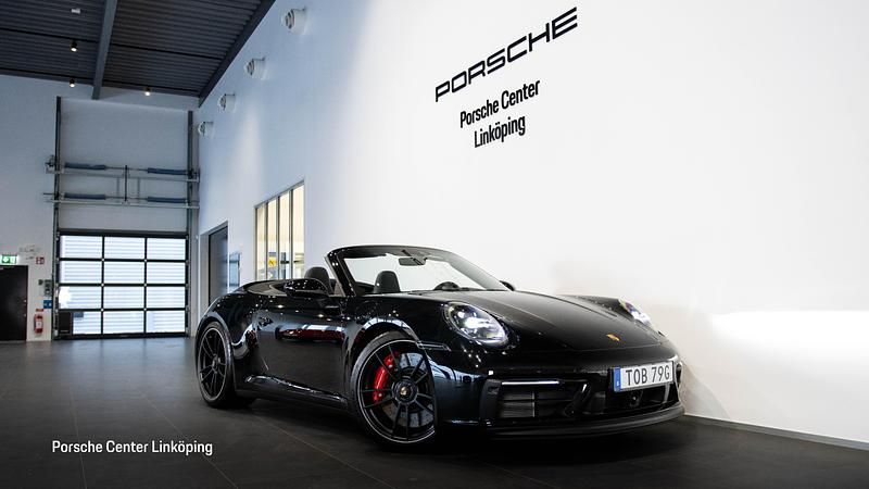 Svart Begagnad 2023 Porsche 911 Carrera 4 GTS Cab | 1 695 000 kr (Marknadspris) - Bild 1/4