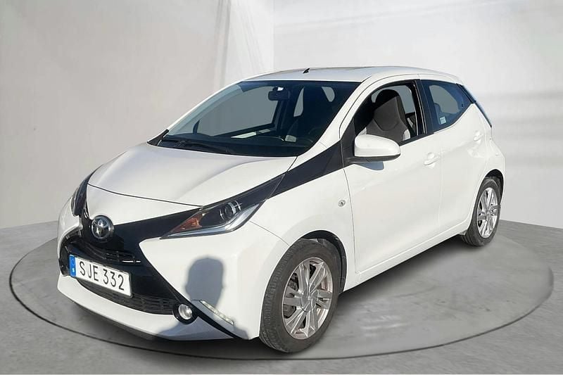 Vit Begagnad 2016 Toyota Aygo X-play Halvkombi | 84 000 kr (Marknadspris) - Bild 1/4