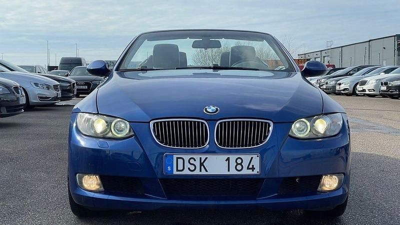 Begagnad BMW 325 218 HK (160 kW) 2007 Lemans blue Cab