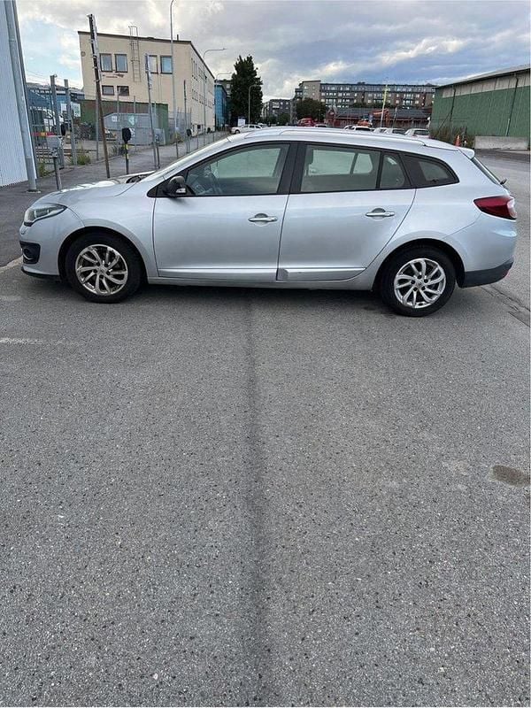 Silver Begagnad 2015 Renault Mégane GrandTour Kombi | 75 000 kr (Marknadspris) - Bild 1/4