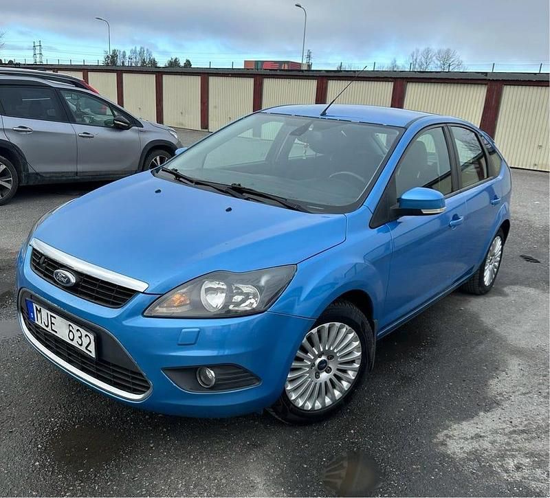 Begagnad 2009 Ford Focus Titanium Halvkombi | 28 000 kr (Marknadspris) - Bild 1/4