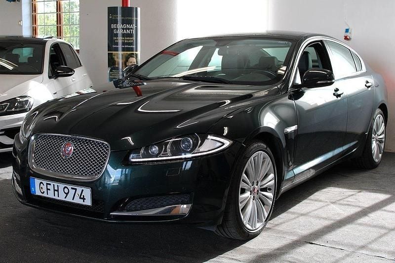 Grön Begagnad 2014 Jaguar XF Sedan | 179 900 kr - Bild 1/4