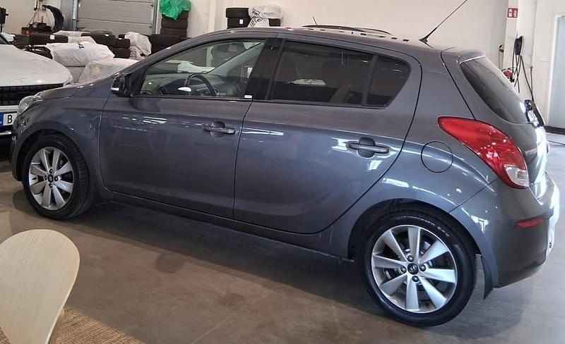 Grå Begagnad 2015 Hyundai i20 Premium Halvkombi | 104 000 kr (Bra pris) - Bild 1/4