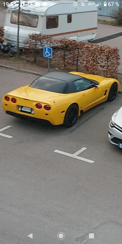 Begagnad Chevrolet Corvette Z06 411 HK (302 kW) 2004 Gul med svart folierat tak. Sportkupé