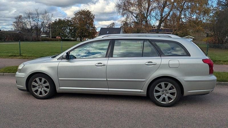 Silver Begagnad 2007 Toyota Avensis Kombi | 30 000 kr (Bra pris) - Bild 1/4