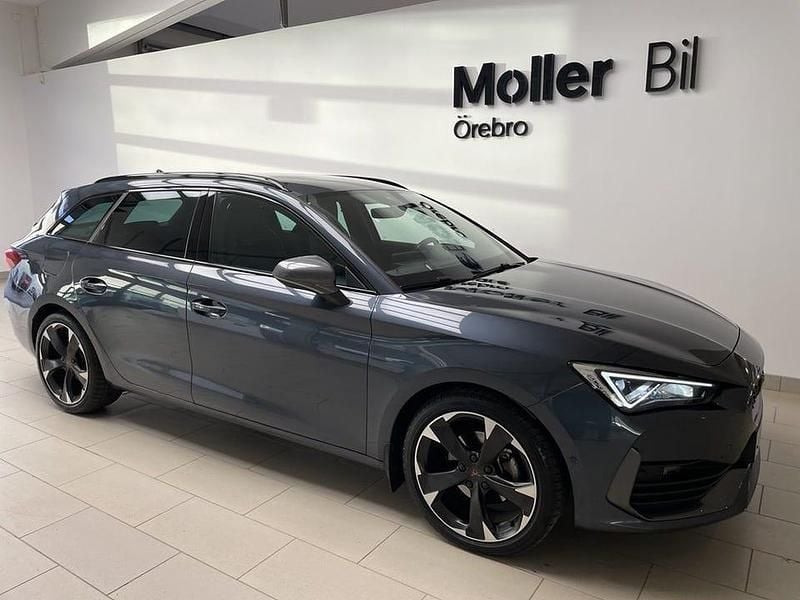 Grå (magnetic tech metallic) Begagnad 2024 Cupra Leon Kombi | 249 000 kr (Marknadspris) - Bild 1/4