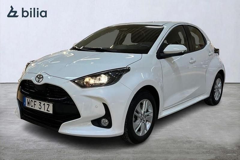 Vit Ny 2025 Toyota Yaris Hybrid Active Halvkombi | 249 900 kr (Marknadspris) - Bild 1/4