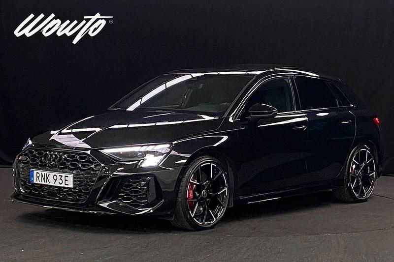 Svart Begagnad 2024 Audi RS3 Sportback Design Halvkombi | 639 800 kr (Bra pris) - Bild 1/3
