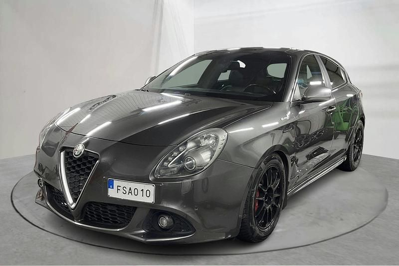 Grå Begagnad 2015 Alfa Romeo Giulietta | 108 000 kr (Dyr) - Bild 1/4