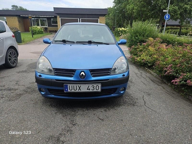Blå Begagnad 2004 Renault Clio II Halvkombi | 32 000 kr (Marknadspris) - Bild 1/4