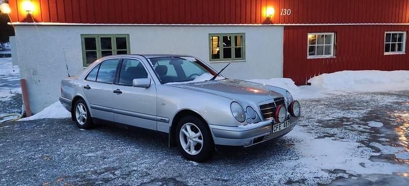 Silvergrå metallic Begagnad 1996 Mercedes E230 | 64 900 kr - Bild 1/1