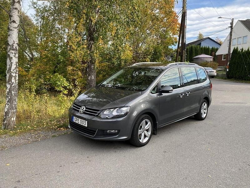 Grå Begagnad 2015 VW Sharan Minibuss | 145 000 kr (Superpris) - Bild 1/3
