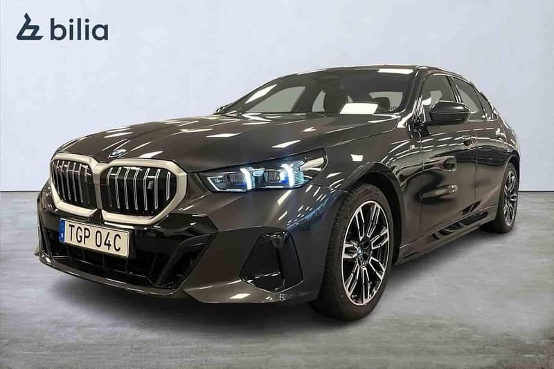 Svart Begagnad 2024 BMW i5 M Sport Sedan | 699 000 kr (Superpris) - Bild 1/1