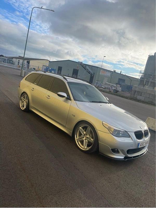 Silver Begagnad 2005 BMW 545 M Sport Kombi | 90 000 kr - Bild 1/4