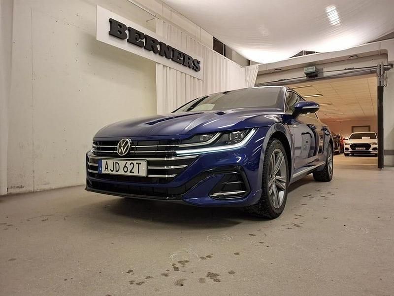 Blå Begagnad 2022 VW Arteon R-line Kombi | 299 900 kr (Marknadspris) - Bild 1/4