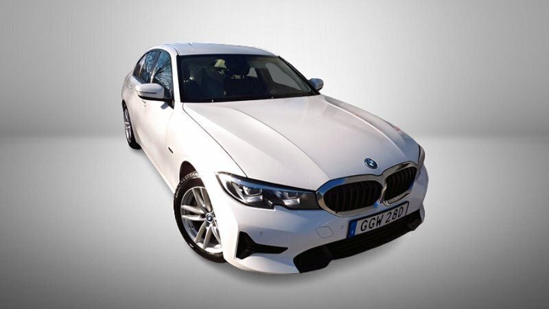 Vit Begagnad 2021 BMW 330e Sport Line Sedan | 299 900 kr (Bra pris) - Bild 1/4