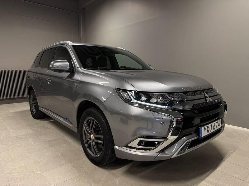 Begagnad Mitsubishi Outlander 224 HK (164 kW) 2019 Grå SUV