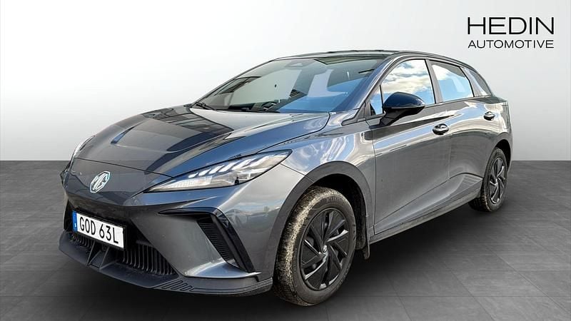Grå (grey) Begagnad 2023 MG MG4 EV Halvkombi | 249 900 kr (Marknadspris) - Bild 1/4