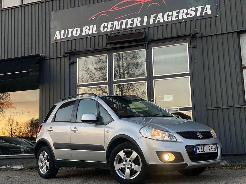 Grå Begagnad 2010 Suzuki SX4 Halvkombi | 79 900 kr (Marknadspris) - Bild 1/4