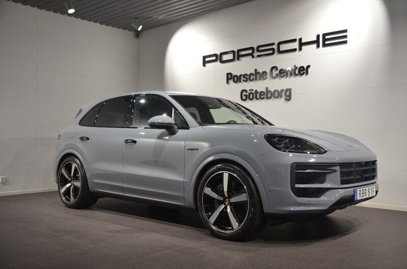 Grå (grey) Begagnad 2025 Porsche Cayenne SUV | 1 329 000 kr (Marknadspris) - Bild 1/4
