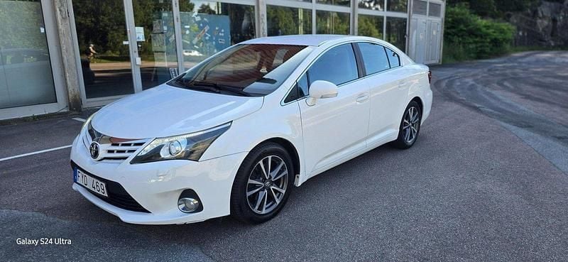 Vit Begagnad 2012 Toyota Avensis Premium Sedan | 69 000 kr (Bra pris) - Bild 1/4
