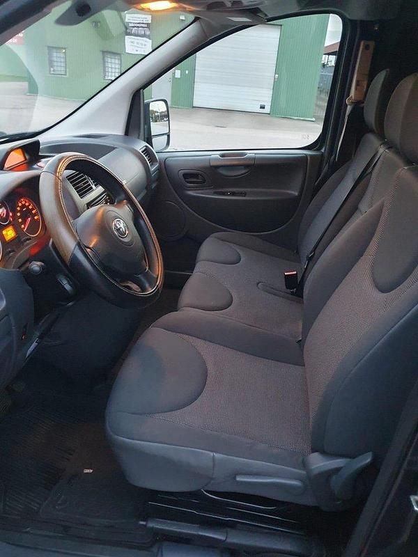 Grå Begagnad 2013 Toyota Proace Van | 72 499 kr (Marknadspris) - Bild 1/4