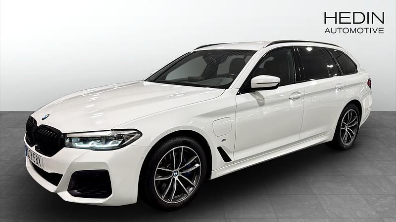 Vit Begagnad 2021 BMW 530e M Sport Kombi | 289 000 kr (Marknadspris) - Bild 1/4