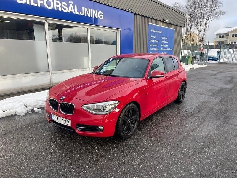 Röd Begagnad 2012 BMW 118 Halvkombi | 84 900 kr (Bra pris) - Bild 1/4