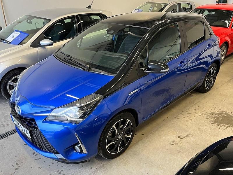 Blå (blå metallic) Begagnad 2018 Toyota Yaris Hybrid Halvkombi | 189 800 kr (Lite dyr) - Bild 1/4