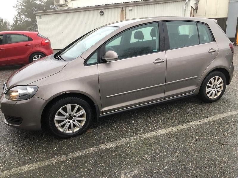 Begagnad VW Golf Plus Cross 122 HK (89 kW) 2012 Brun Minibuss