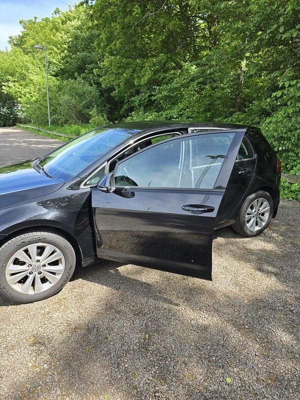 Svart Begagnad 2016 VW Golf VII Halvkombi | 102 000 kr (Bra pris) - Bild 1/4