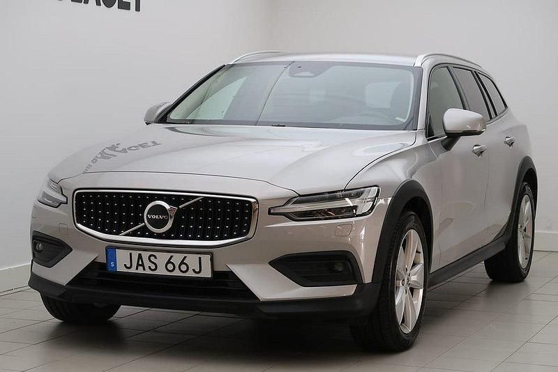 Silver Begagnad 2024 Volvo V60 CC Core Kombi | 379 800 kr (Bra pris) - Bild 1/4