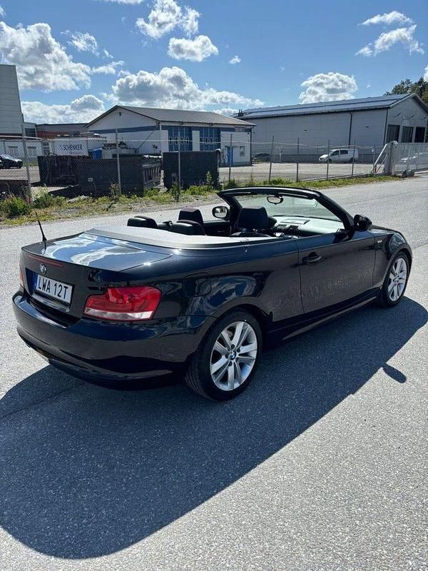 Begagnad BMW 118 Advantage 143 HK (105 kW) 2012 Svart Halvkombi