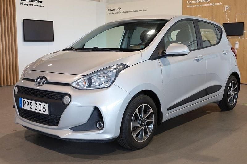 Silver Begagnad 2018 Hyundai i10 Premium Halvkombi | 89 900 kr (Marknadspris) - Bild 1/3