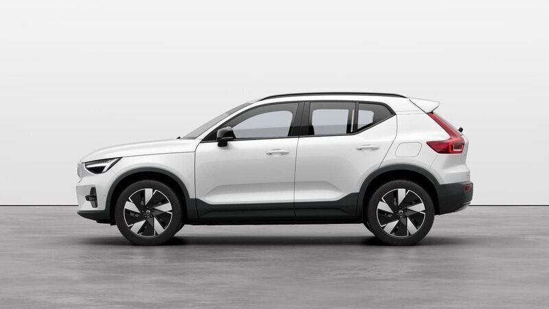 Vit Ny 2024 Volvo EX40 Single Motor Extended Range SUV | 584 800 kr (Marknadspris) - Bild 1/4