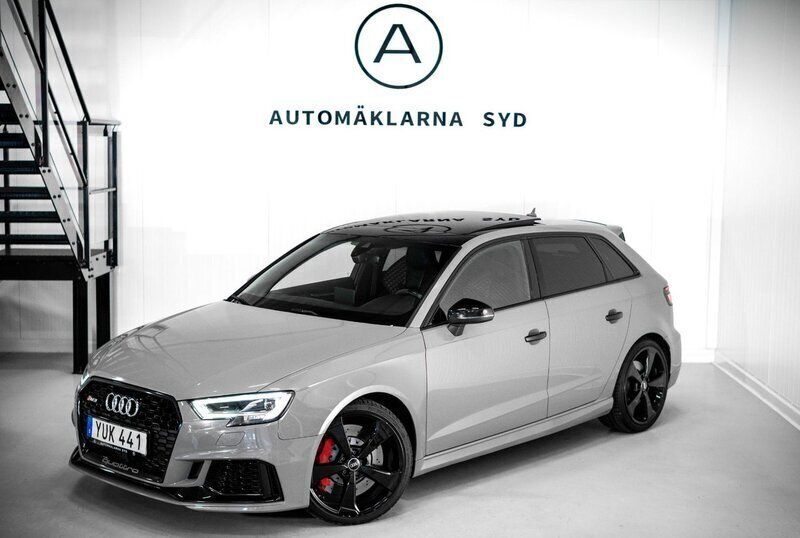 Grå Begagnad 2018 Audi RS3 Sportback Comfort Halvkombi | 499 900 kr (Marknadspris) - Bild 1/4