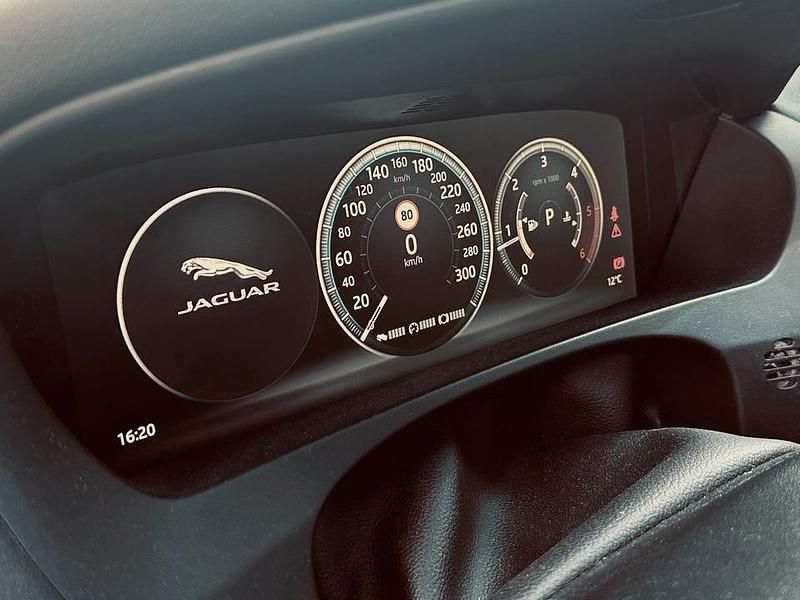 Begagnad Jaguar F-Pace 180 HK (132 kW) 2018 Fuji white SUV