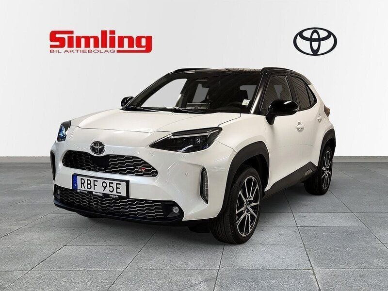 Vit Ny 2024 Toyota Yaris Cross Sport SUV | 374 900 kr (Marknadspris) - Bild 1/4