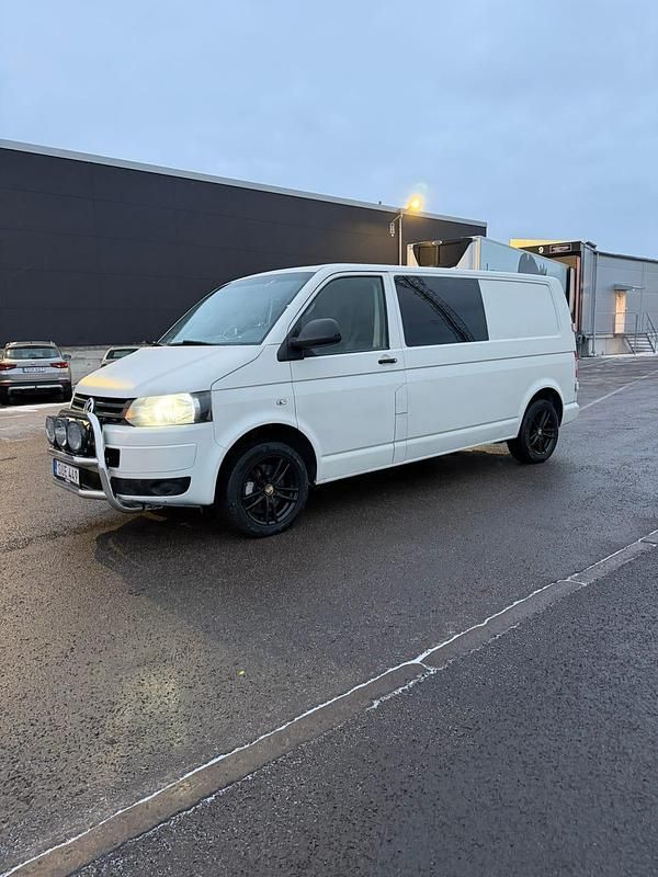 Alpine white (färgkod 300) Begagnad 2015 VW T6 Van | 126 000 kr (Lite dyr) - Bild 1/4